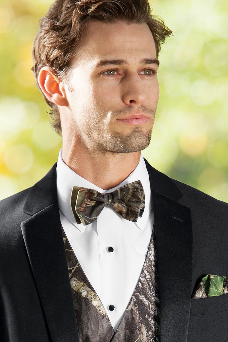 Guy wearing the Mossy Oak Camouflage Bow Tie with a matching vest