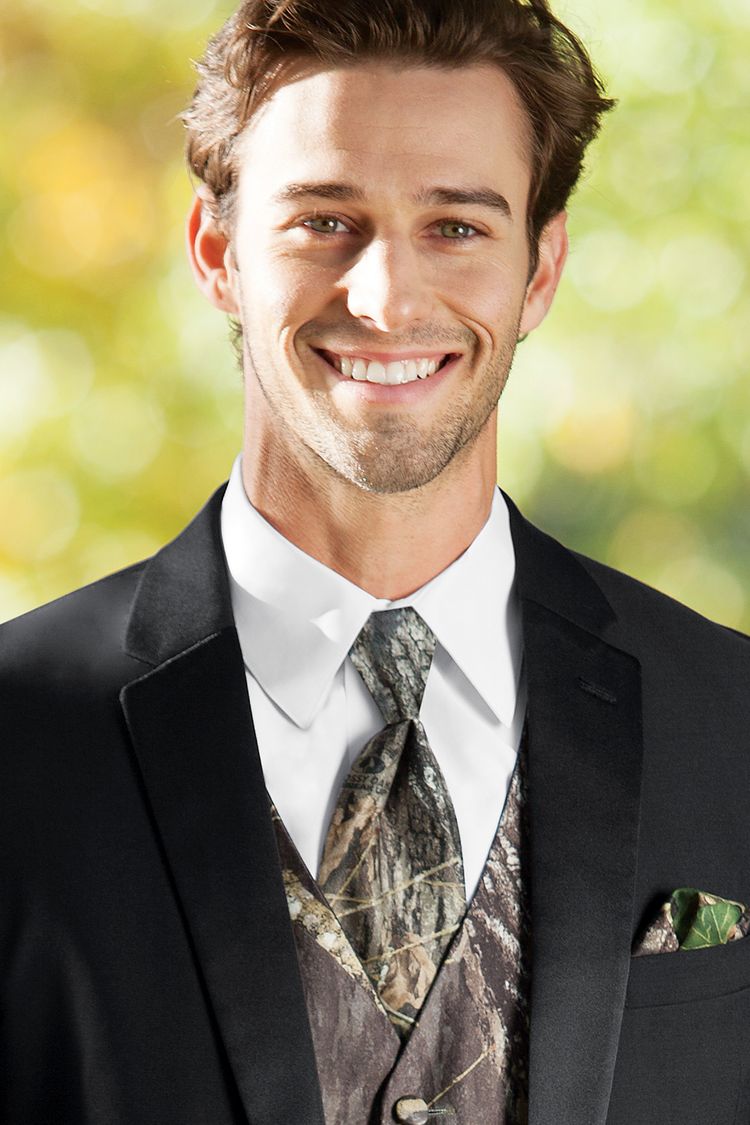 Guy wearing the Mossy Oak Camouflage Windsor Tie with a matching vest